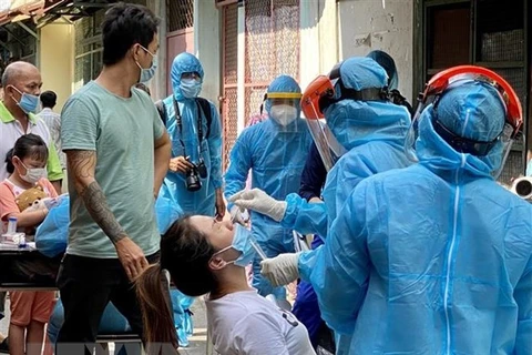 Сбор образцов для тестирования на COVID-19 у людей в заблокированной зоне в Хошимине. (Фото: ВИА)
