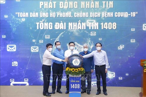 Председатель НС Выонг Динь Хюэ и делегаты провели церемонию запуска СМС-кампании «Всенародная поддержка профилактики COVID-19 и борьбы с ней». (Фото: Зоан Тан/ВИА)