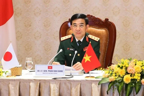Вьетнамский министр национальной обороны, генерал-полковник Фан Ван Жанг на онлайн-беседу с министром обороны Японии Киши Нобуо 3 июня (Источник: ВИА)