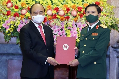 Президент страны Нгуен Чуан Фук вручает решение о назначении генерал-полковнику Нгуен Тан Кыонгу. (Фото: ВИА)