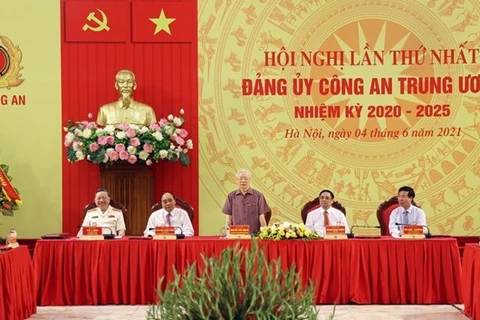  Генеральный секретарь партии Нгуен Фу Чонг (стоит в центре) выступает на первом заседании Центрального партийного комитета общественной безопасности на 2020-2025 годы 4 июня (Фото: ВИА)