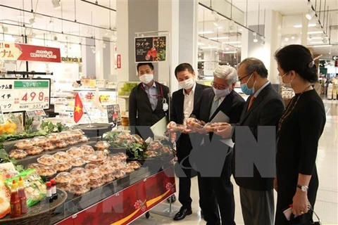 Прилавки с вьетнамским личи в супермаркете AEON. Иллюстрация изображения (Фото: ВИА)