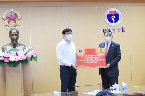 Министр здравоохранения Нгуен Тхань Лонг получает от Vingroup 30 тестеров дыхания на COVID-19. (Фото: moh.gov.vn)
