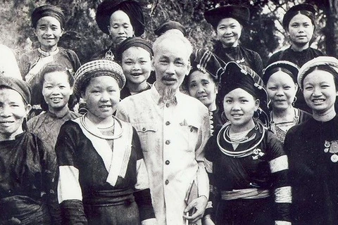 Президент Хо Ши Мин и представители этнических меньшинств. (Источник: ВИA)