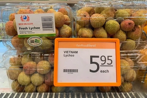 Вьетнамские личи выставлены на продажу в супермаркете FairPrice в Сингапуре (Фото: congthuong.vn)