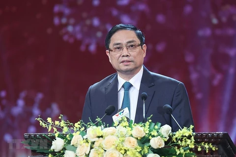 Премьер-министр Фам Минь Тьинь призвал соотечественников и солдат по всей стране и за рубежом объединиться с правительством, чтобы внести свой вклад в Фонд вакцин. (Фото: Зыонг Жанг/ВИА)