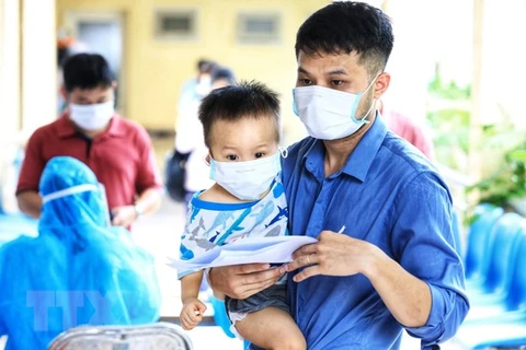 Среди людей, тесно контактировавших с инфицированными больными и необходимо проходить концентрированный медицинский карантин много детей в возрасте до 15 лет. (Фото: Тхань Дат/ВИА)