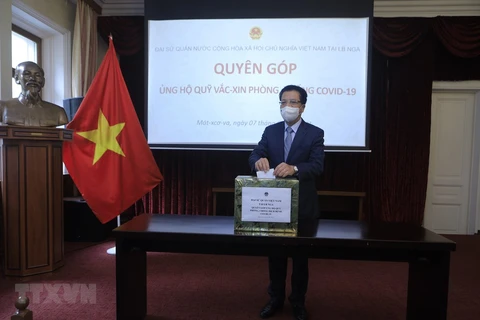 Новый посол Вьетнама в России Данг Минь Кхой внесет средства в поддержку Фонда вакцины против COVID-19. (Фото: ВИА)