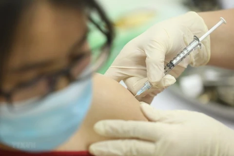 Вакцина от COVID-19 вводится женщине во Вьетнаме. (Фото: ВИА)
