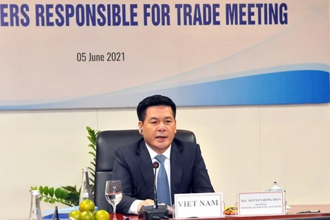 Министр торговли и промышленности Нгуен Хонг Зиен выступает на виртуальной встрече министров торговли АТЭС 5 июня (Фото: ВИА)