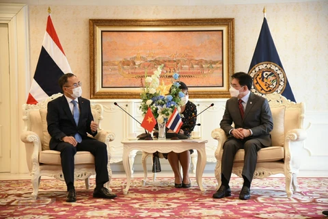 Заместитель премьер-министра Таиланда и министр торговли Джурин Лаксанависит (справа) принимает посла Вьетнама в Таиланде Фан Тьи Тханя. (Фото: ВИА)