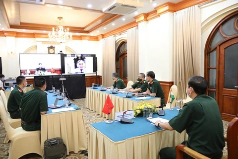Директор Института оборонной стратегии генерал-майор Ву Кыонг Кует ведет вебинар из Ханоя. (Фото: mod.gov.vn)