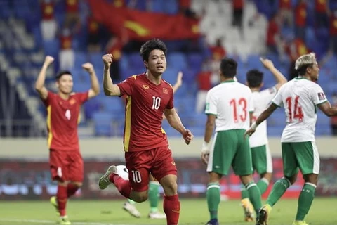 Конг Фыонг (10-ый номер в красной футболке) забил третий гол для сборной Вьетнама в матче и Индонезией. (Фото: ВИА)