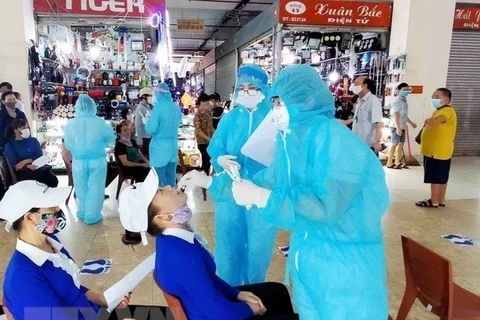 Медицинские работники берут образцы для тестирования на COVID-19 у торговцев на рынке Халонг 1 в провинции Куангнинь (Фото: ВИА)