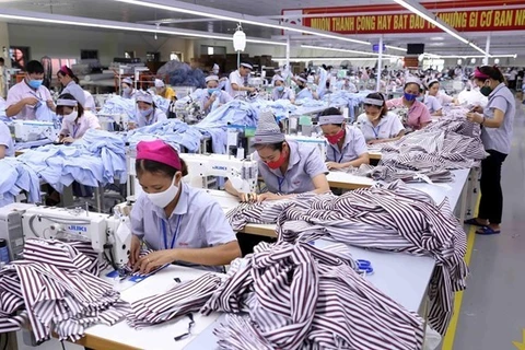 Рабочие швейно-текстильной фабрики во Вьетнаме (Фото: ВИА)
