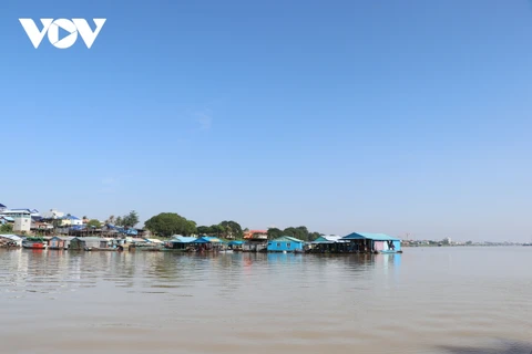 Плавучие дома и плоты на реке Меконг в Камбодже. (Фото: VOV)