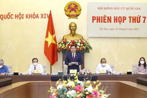 Председатель Национального собрания Выонг Динь Хюэ председательствует на седьмом заседании Национального избирательного совета (Фото: ВИA)
