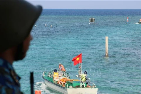 Две лодки от корабля Чыонгша 571, доставляющего официальных лиц и солдат с материка на архипелаг Чыонгша (уезд Чыонгша, провинция Кханьхоа). Фото: Ши Туен / ВИА)