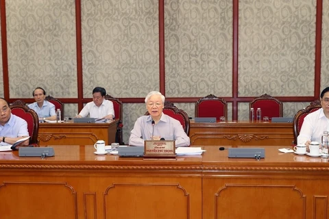 Генеральный секретарь ЦК КПВ Нгуен Фу Чонг (в центре) выступает на заседании Политбюро (Фото: ВИA)