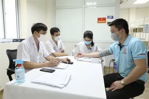 Зона предварительного обследования добровольцев, участвующих в третьей пробной инъекции вакцины Nano Covax против COVID-19 в Военно-медицинской академии. (Фото: Минь Кует / ВИА)