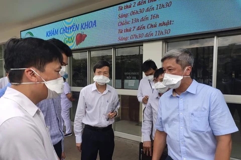 Заместитель министра здравоохранения Нгуен Чыонг Шон (первый справа) и руководители Городской больницы тропических болезней Хошимина. (Фото: ВИА)