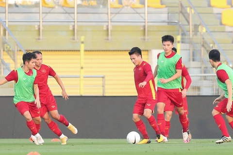 Сборная Вьетнама тренируется на стадионе "Забиль". (Фото: корреспондент ВИА в ОАЭ)