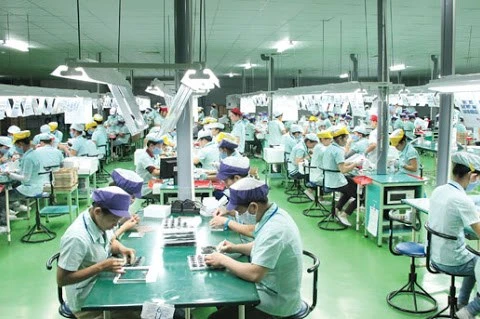 По сравнению с тем, что было 5 лет назад, количество занятых во Вьетнаме увеличилось на 26%. У рабочих есть стабильная работа, и зарплата растет из года в год. (Фото: Интернет)