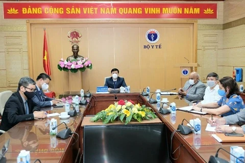 16 июня министр здравоохранения Вьетнама Нгуен Тхань Лонг провел онлайн-переговоры с министром здравоохранения Кубы Хосе Анхелем Мирандой (Фото: ВИА) 