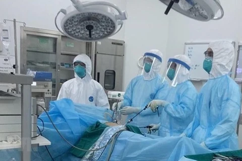 Врачи 2-го филиала Центральной больницы тропических болезней лечат пациентов с тяжелой формой COVID-19. (Фото: ВИА)