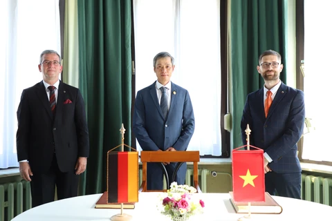 Посол Вьетнама в Германии Нгуен Минь Ву (в центре). (Фото: ВИА)