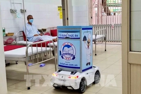 Робот- Таман может напрямую контактироваться с пациентами и обслуживать их. (Фото: ВИА)