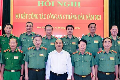 Президент государства Нгуен Суан Фук принял участие в конференции по обзору работы Министерства общественной безопасности. (Фото: ВИА)