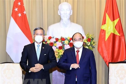 Президент Нгуен Суан Фук и министр иностранных дел Республики Сингапур Вивиан Балакришнан на встрече. (Фото: Тхонг Нят / ВИА)