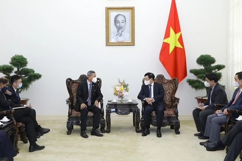Заместитель премьер-министра Фам Бинь Минь (справа) и министр иностранных дел Сингапура Вивиан Балакришнан на встрече в Ханое 22 июня (Фото: ВИA) 