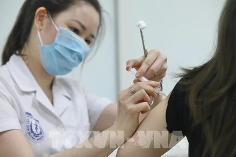 Медицинский работник делает укол Nano Covax добровольцу на третьем этапе испытаний во Вьетнамском военно-медицинском университете в Ханое (Фото: ВИА)