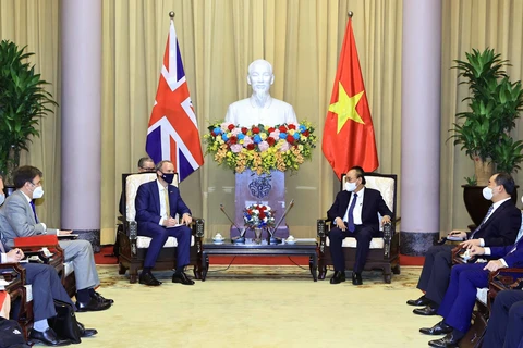 Президент государства Нгуен Суан Фук принял первого министра, министра иностранных дел и развития Соединенного Королевства Великобритании и Северной Ирландии Доминика Рааба. (Фото: Тхонг Нят/ВИА)