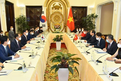 Министр иностранных дел Буй Тхань Шон провел переговоры с кореским коллегой Чон Ы Ён. (Фото: ВИА)