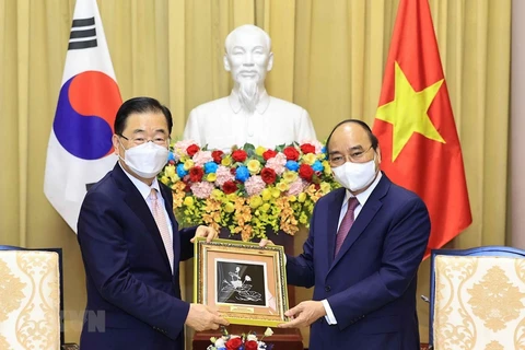 Президент Нгуен Суан Фук вручает сувенир министру иностранных дел Южной Кореи Чон Ы Ёну. (Фото: Тхонг Нят / ВИА)
