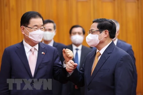 Премьер-министр Фам Минь Тьинь принял министра иностранных дел Южной Кореи Чон Ы Ёна. (Фото: Зыонг Жанг / ВИА)