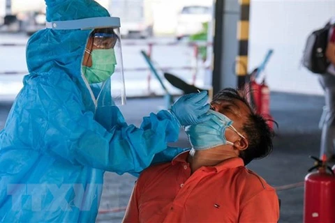Медработник берет образцы для тестирования на SARS-CoV-2. (Фото: ВИА)