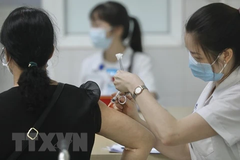 Волонтер получает укол вакцины Nano Covax (Фото: ВИA)