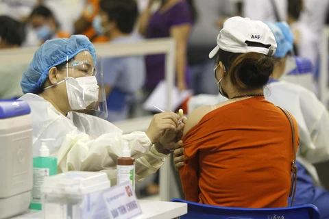 Рабочие в Хошимине вакцинированы от COVID-19. (Фото: ВИА)