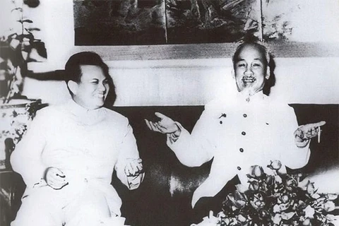 Президент Хо Ши Мин и президент Кейсон Фомвихан в Ханое в 1966 году (Фото: ВИА)