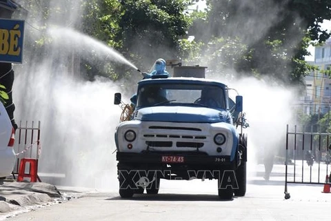 Специализированная автомобиль военного командования провинции Фуйен распыляет дезинфицирующее средство в заблокированной зоне на улице Чан Фу, квартал 2, город Туихоа. (Фото: ВИА)