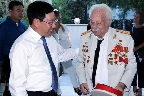 Костас Сарантидис (справа) встречается с тогдашним министром иностранных дел Вьетнама Фам Бинь Мином в 2018 году (Фото: ВИA)