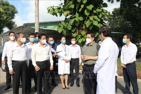 Правительственная делегация во главе с премьер-министром Фам Минь Тьинь проинспектировала профилактику, контроль и лечение пациентов с COVID-19 в больнице Биньзыонг. (Фото: опубликовано ВИА)