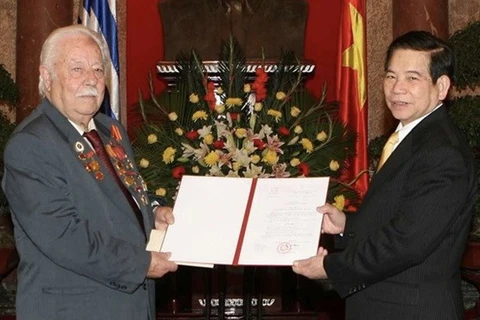 Костас Сарантирис был награжден Орденом Дружбы тогдашним президентом Нгуен Минь Чиетом в январе 2011 года. (Фото: ВИА)