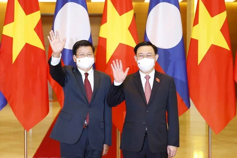 Председатель НС Выонг Динь Хюэ (справа) имел встречу с Генеральным секретарем ЦК Партии, президентом Лаоса Тонглуном Сисулитом. (Фото: ВИА)