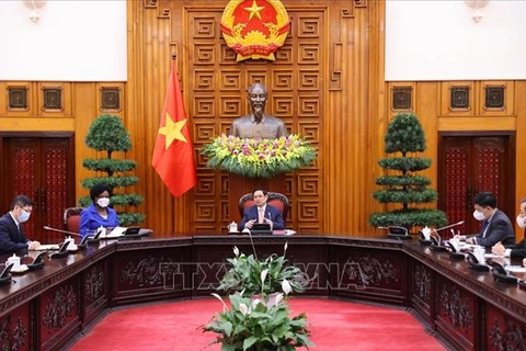 Премьер-министр Фам Минь Тьинь принимает г-жу Викторию Квакву, вице-президента Всемирного банка по Восточной Азии и Тихоокеанскому региону. (Фото: Зыонг Жанг/ВИА)