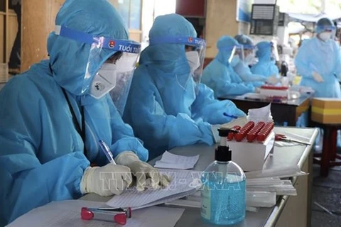  Медперсонал берет образцы для тестирования на COVID-19 (Фото: ВИА)